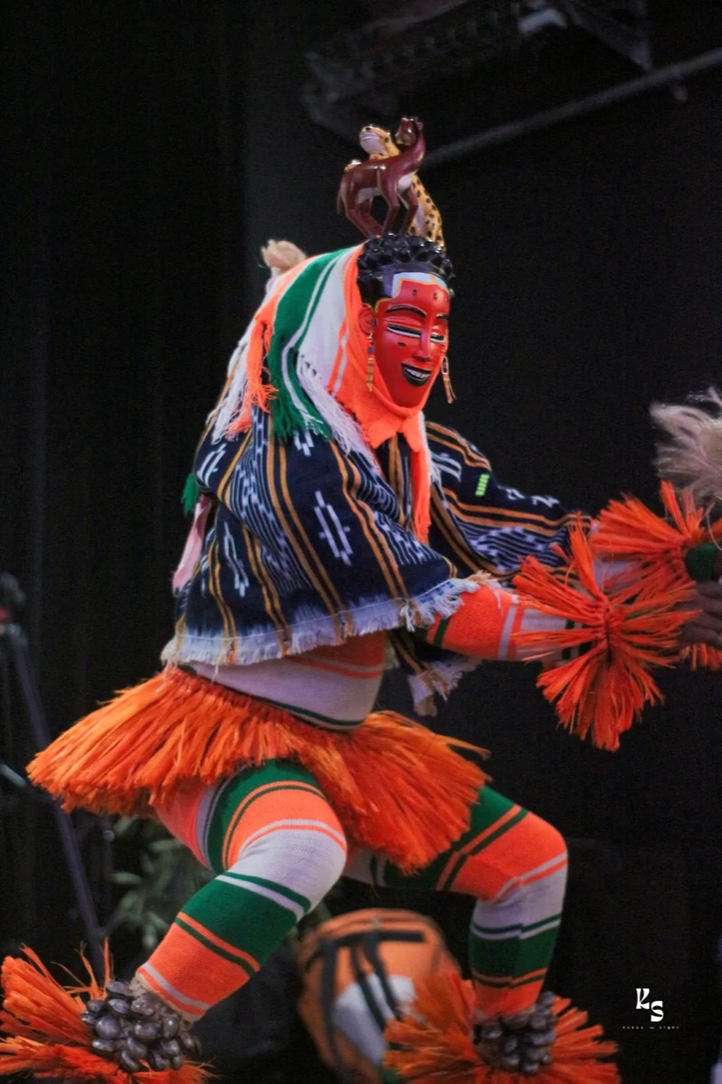 Masque Zaouli et danseur sur scène